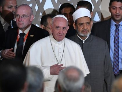 Pope Francis (C) stands next to Sheikh Ahmed al-Tayeb (R), the Grand Imam of Al-Azhar, dur