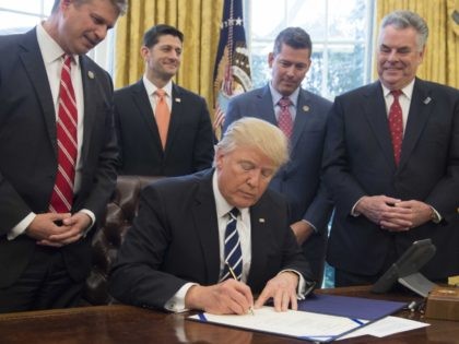 Trump signs CRA repeal of regulation (Saul Loeb / AFP / Getty)
