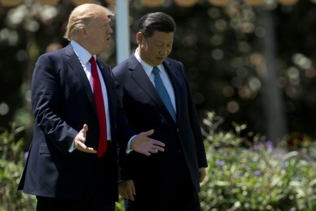 US President Donald Trump (L) and Chinese President Xi Jinping walk together at the Mar-a-