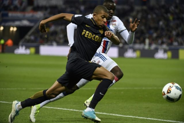 Monaco's forward Kylian Mbappe Lottin (L) clashes with Lyon's defender Mouctar Diakhaby on