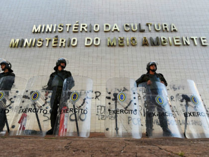 Brazilian Army military police personnel in riot gear guard public buildings in Brasilia, on May 25, 2017. Brazilian soldiers deployed Wednesday to defend government buildings in the capital Brasilia after protesters demanding the exit of President Michel Temer smashed their way into ministries and fought with riot police. / AFP …