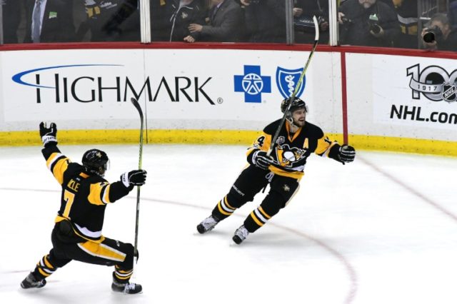 Chris Kunitz (R) of the Pittsburgh Penguins celebrates with teammates after scoring a goal