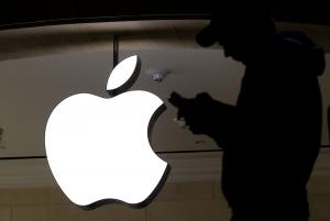 Apple becomes first $800 billion company