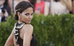 Halle Berry goes nude at 50 in new photo: 'No fear' - Breitbart