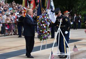 Trump honors fallen in visit to Arlington Cemetery