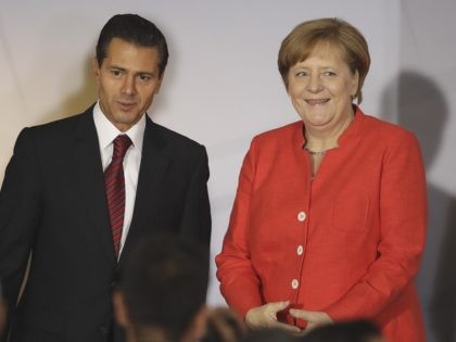 German Chancellor Angela Merkel, right, and Mexican President Enrique Pena Nieto attend a meeting with Mexican business leaders at the Interactive Economics Museum in Mexico City, Mexico, Saturday June 10, 2017. Merkel is in a two-day visit to Mexico. (AP Photo/Rebecca Blackwell)