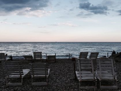 Empty beach (Batuhan Türk / Flickr / CC / Cropped)