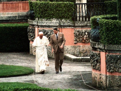 Pope John Paul II and U.S. President Ronald Reagan stroll through the gardens at Vizcaya, a local museum, after holding private meetings, 10 September 1987 in Miami. AFP PHOTO MIKE SARGENT (Photo credit should read MIKE SARGENT/AFP/Getty Images)