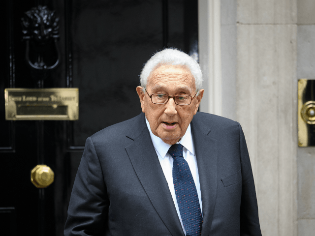 Former US Diplomat Henry Kissinger leaves following a meeting with British Prime Minister Theresa May at 10 Downing Street on October 25, 2016 in London, England.