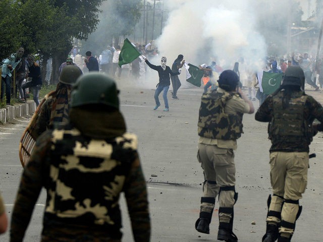 Kashmiri protestors clash with Indian government forces after Eid prayers in downtown Srin