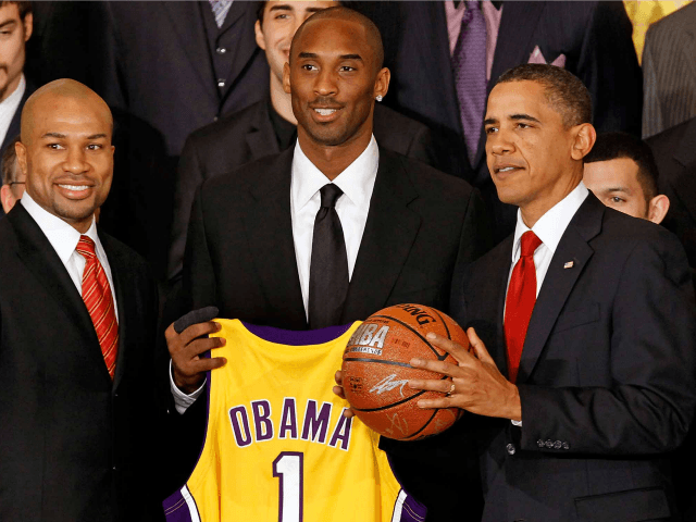 Derek Fisher, Kobe Bryant and President Barack Obama posing during the Los Angeles Lakers&