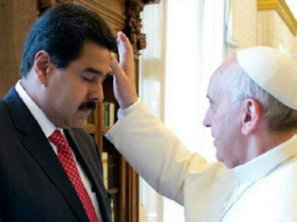 Pope Francis blesses Venezuelan President Nicolás Maduro