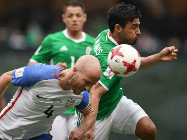 USA's Michael Bradley (L) fights for the ball with Mexico's Oswaldo Alanis during their FI
