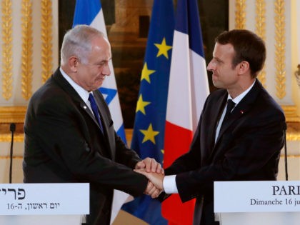 French President Emmanuel Macron (R) and Israeli Prime Minister Benjamin Netanyahu (L) shake hands at the end of a joint press conference at the Elysee Palace in Paris, on July 16, 2017. / AFP PHOTO / POOL / STEPHANE MAHE (Photo credit should read STEPHANE MAHE/AFP/Getty Images)