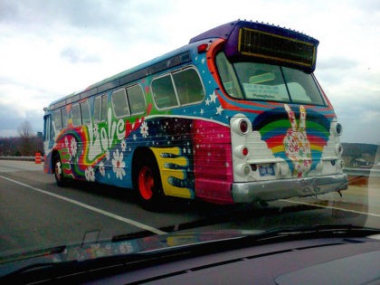 Hippie love bus (frankieleon / Flickr / CC)