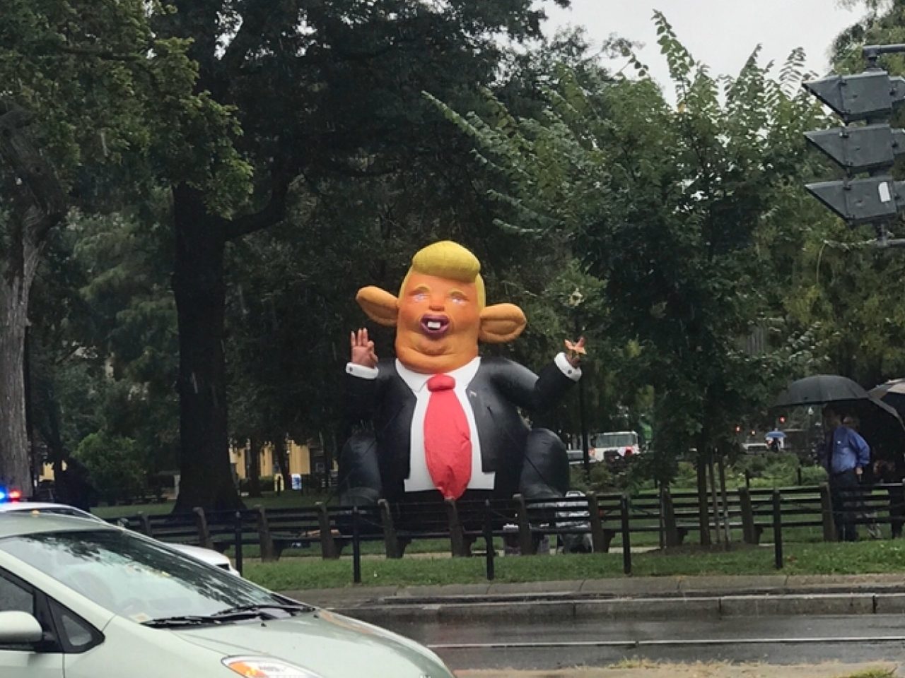 Video Ny ‘art Dealer Erects 20 Foot ‘trump Rat Inflatable Jokes