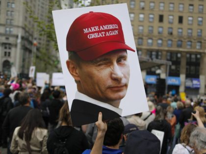 Vladimir Putin MAGA hat (Eduardo Munoz Alvarez / Getty)