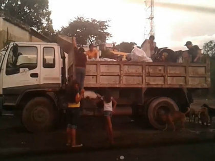 Video: Venezuelan Children Rummage Through Garbage Truck for Food