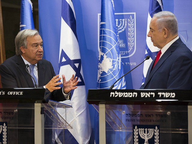 Israeli Prime Minister Benjamin Netanyahu (R) and UN Secretary General Antonio Guterres ho
