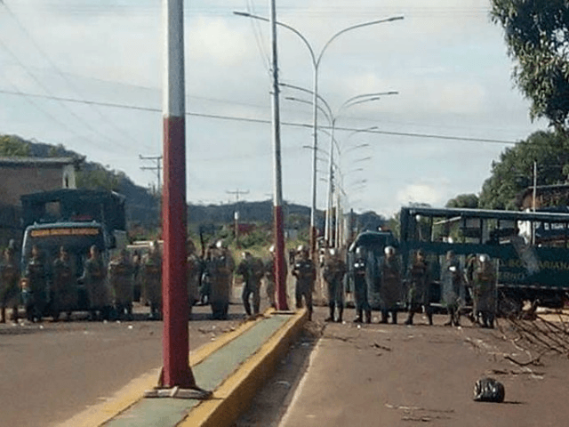 Venezuelan soldiers block the access to Puerto Ayacucho jail after a riot that left 37 dead