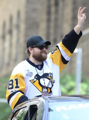 Pittsburgh Penguins' Phil Kessel eats hot dogs out of Stanley Cup