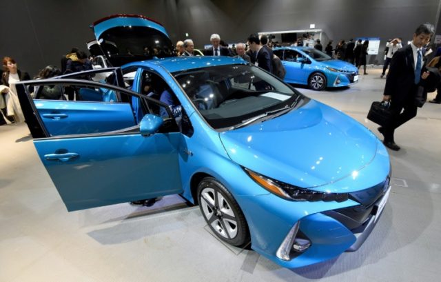 Toyota manufactures the hybrid prius