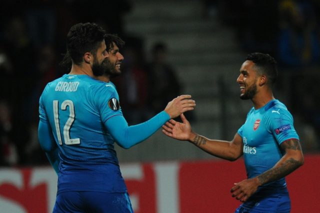 Arsenal's forward Olivier Giroud (L) celebrates with teammates after scoring a goal from t