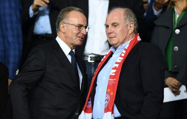 Bayern Munich chairman Karl-Heinz Rummenigge (L) speaks to Bayern president Uli Hoeness be
