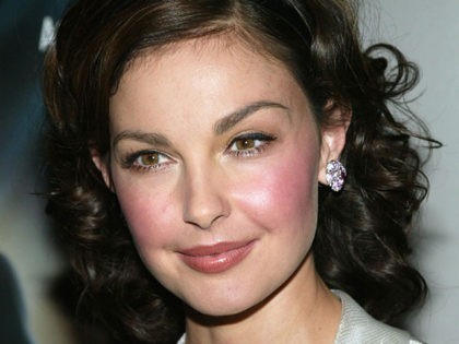 NEW YORK - JUNE 21: (U.S. TABLOIDS AND HOLLYWOOD REPORTER OUT) Actress Ashley Judd attends the New York Premiere of 'De-Lovely' at the Loews Lincoln Square June 21, 2004 in New York City. (Photo by Evan Agostini/Getty Images)