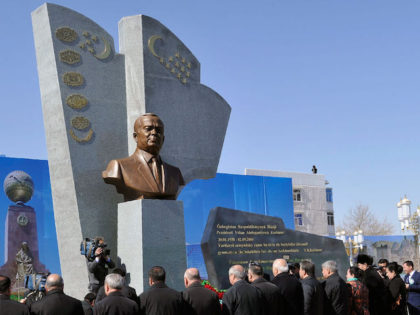 Members of the Uzbek diaspora in Turkmenistan attend a ceremony unveiling a monument to Uzbekistan's late president Islam Karimov in Turkmenabat on March 7, 2017. Uzbekistan's President Shavkat Mirziyoyev on March 7 unveiled a statue of his feared predecessor during his first official trip abroad to neighbouring Turkmenistan. / AFP …