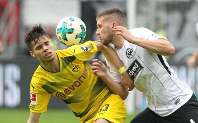 Frankfurt midfielder Mijat Gacinovic (R) vies with Dortmund midfielder Julian Weigl (L) du