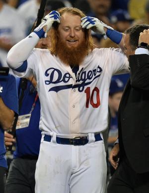 Los Angeles Dodgers fan casually catches Justin Turner's walk-off homer