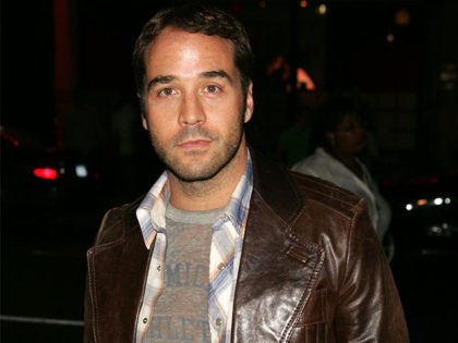 NEW YORK - SEPTEMBER 9: Actor Jeremy Piven arrives to the Tommy Hilfiger show during Olympus Fashion Week Spring 2005 in Bryant Park September 9, 2004 in New York City. (Photo by Scott Gries/Getty Images)