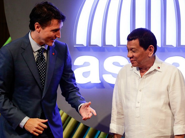 Canadian Prime Minister Justin Trudeau (L) talks to Philippine President Rodrigo Duterte (