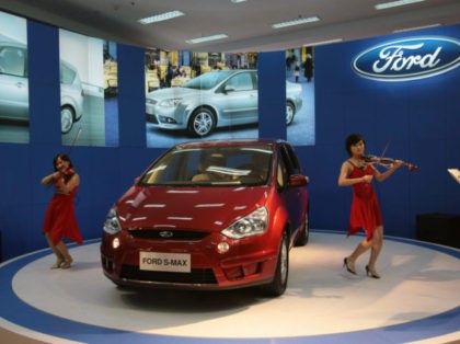 NANJING, CHINA - MAY 1: (CHINA OUT) Models play violins beside a Ford S-MAX during a famil