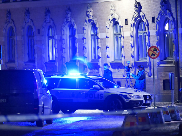 Police arrive after a synagogue was attacked in a failed arson attempt in Gothenburg, Sweden, late December 9, 2017. No one was injured but Jewish community members told local media the synagogue was attacked by a group of masked men who threw multiple burning objects. / AFP PHOTO / TT …