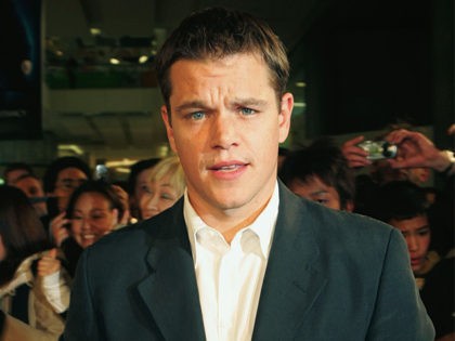 SYDNEY, AUSTRALIA - AUGUST 23: Actor Matt Damon takes break from signing autographs to pose for a picture at the premiere of 'The Bourne Supremacy' at the new Greater Union Cinemas in Bondi-Junction August 23, 2004 in Sydney, Australia. (Photo by Patrick Riviere/Getty Images)