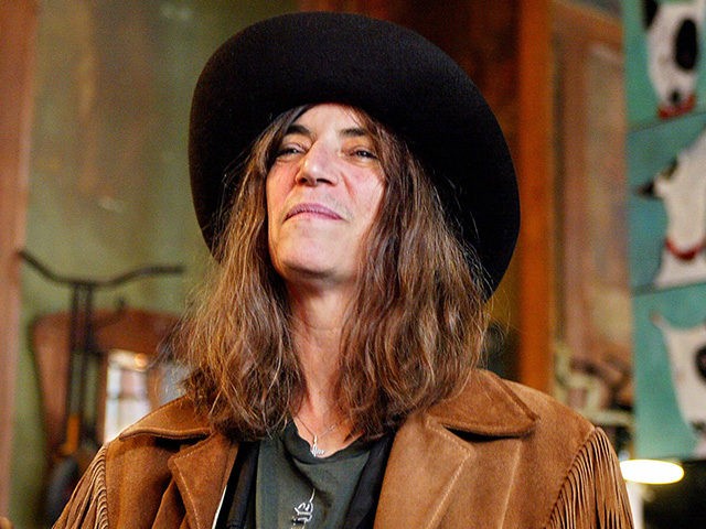 PARIS, FRANCE: US singer Patti Smith gives the peace sign during a press conference 25 Mar