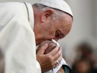 TOPSHOT-VATICAN-POPE-RELIGION-AUDIENCE TOPSHOT - Pope Francis kisses a baby as he arrives for his weekly general audience at the Saint Peter square on September 21, 2016 at the Vatican. / AFP / VINCENZO PINTO (Photo credit should read VINCENZO PINTO/AFP/Getty Images)