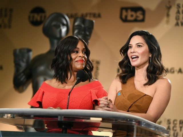 Actors Niecy Nash (L) and Olivia Munn speak at the 24th Annual Screen Actors Guild Awards