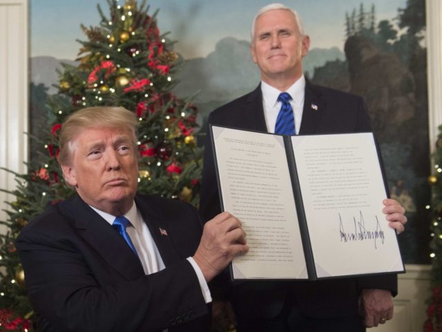 Trump signs Jerusalem (Saul Loeb / AFP / Getty)