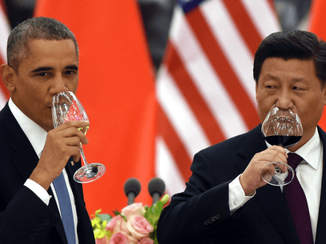 President Barack Obama and China's President Xi Jinping drink a toast at a lunch banquet i
