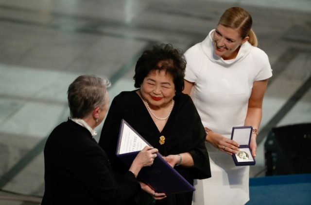 Hiroshima survivor Setsuko Thurlow (C) and Beatrice Fihn (R), leader of the International