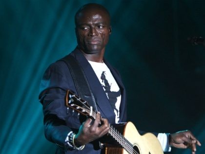 Singer/musician Seal performs at The Hard Rock NY 4th Annual Musicians On Call Benefit January 29, 2008 in New York City. (Photo by Stephen Lovekin/Getty Images)