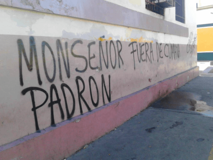 #24Ene Las paparedes y alrededores de la Iglesia Catedral de #Cumaná amanecen con pintas contra Monseñor Diego Padrón #Sucre
