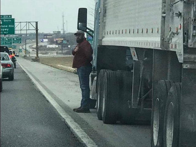 Army Veteran Gets Out of His Truck, Salutes Fallen Veteran on Missouri Highway