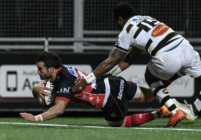 Oyonnax' French centre Maxime Veau (L) scores a try despite a tackle from La Rochelle's Fi