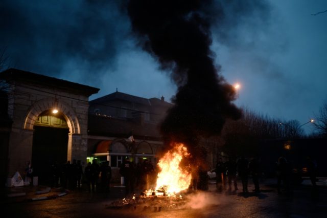 French prison guards suspend strike to mull proposals