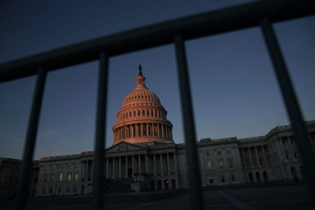 US shutdown extended as crunch vote delayed