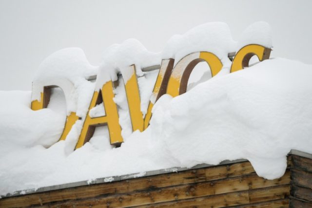 Heavy snowfall delays Davos arrivals